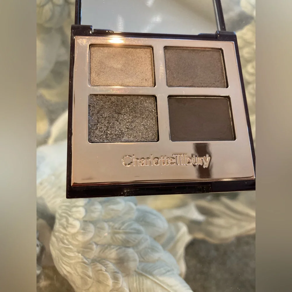 ⭐️ Charlotte Tilbury THE ROCK CHICK 
LUXURY PALETTE eyeshadow AUTHENTIC (M260) - Picture 4 of 8